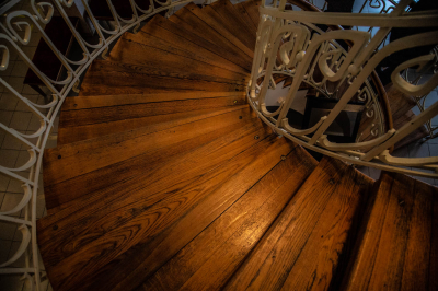 В Находке сделали лестницу к дому пенсионерки, спускавшейся на четвереньках