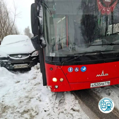 В Казани автобус №55 попал в ДТП из-за припаркованного с нарушениями автомобиля
