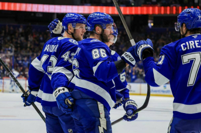 Кучеров оформил четыре передачи и вошёл в историю НХЛ вслед за Гретцки