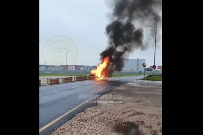 Полыхавшее авто на парковке &laquo;Казань Экспо&raquo; сняли на видео