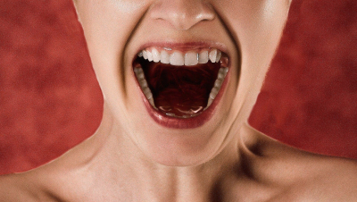 Стоматолог Каратаева объяснила, почему отбеливание с маркетплейсов опасно