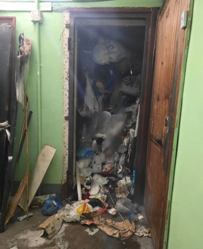 В Питере соседи почувствовали жуткий запах, вскрыли дверь, а на них вывалилась гора хлама с телом пенсионерки