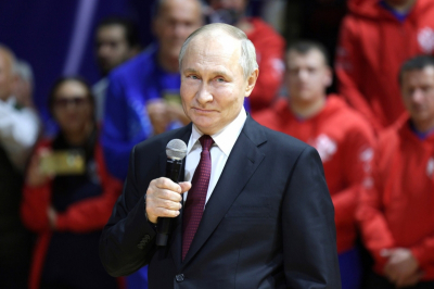 Путин поздравил россиян с Днем строителя, Медведев предсказал гибель Украины без смены лидера: главное за сутки