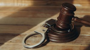 Судебного исполнителя осудили за то, что снял арест со счета должника в Алматы