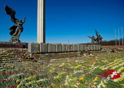 В Латвии осквернили мемориал советским солдатам перед 9 Мая