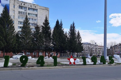 К Параду Победы готовы: смена флагов, высадка цветов и главная площадь на контроле