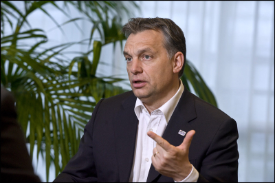 Орбан показал, как жал гирю в деловом костюме перед встречей с избирателями