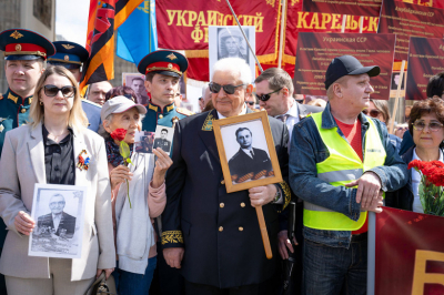 У Бранденбургских ворот с портретами дедов: яркие кадры шествия в Берлине