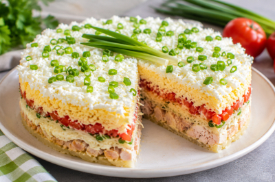 Салат «Облако» с копченой курицей и помидорами: нежный, сочный и красивый в разрезе
